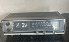 VTG General Electric Flip Clock AM / FM Alarm Radio C4320A READ
