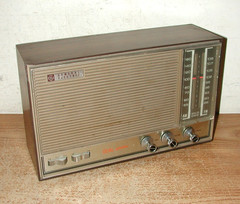 VINTAGE GENERAL ELECTRIC SOLID STATE DUAL SPEAKER AM/FM RADIO MODEL T2244H