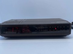 Magnavox D-3150 Vintage 2-Band Faux Woodgrain Clock Radio