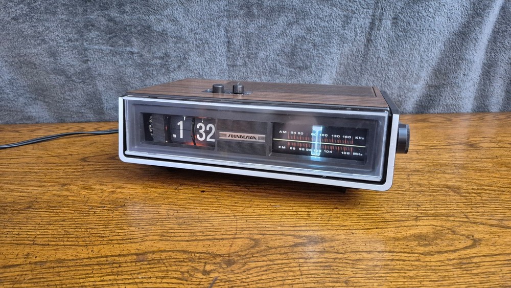 Vintage &rsquo;70s Soundesign FlipClock AM-FM Radio Model 3545-B