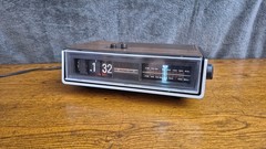 Vintage &rsquo;70s Soundesign FlipClock AM-FM Radio Model 3545-B