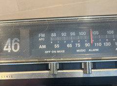 VTG General Electric Flip Clock AM / FM Alarm Radio C4320A READ