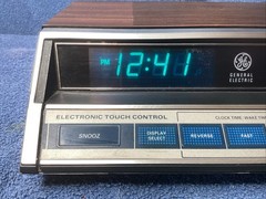 GE General Electric Clock Radio AM/FM Alarm wood grain tested works fine