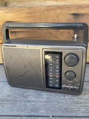 Vintage Radio Shack Portable AM/FM Radio AC/DC Model 12-726 Optimus / Realistic