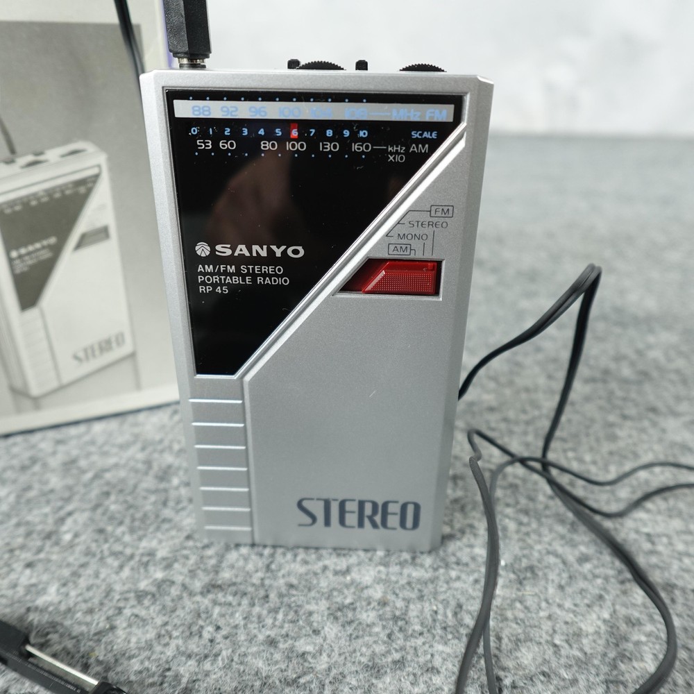 Sanyo RP 45 AM/FM Stereo Portable Radio Walkman With Headphones Box Vintage