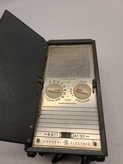 Vintage Deco GE General Electric 140 Portable AC DC RADIO ~UNTESTED PARTS REPAIR
