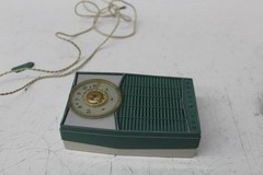 Vintage RCA Victor Impac Green White Portable Transistor Radio With Case