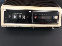 Vintage 1970&rsquo;s Zenith Model F462W2 Flip Clock AM/FM Radio Alarm Rare Model