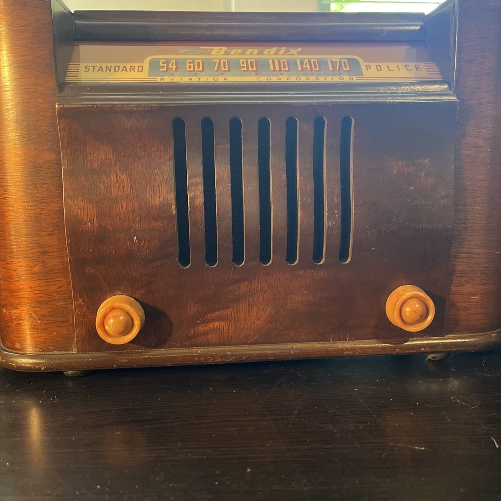 Vintage Bendix Standard Police Model 0526 Wood Shell Radio. Works.