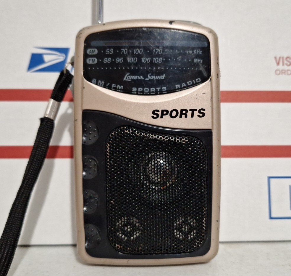 Vintage Lenoxx Sound Street Beat AM/FM Sports Radio Model PR-35M *Read Descripti
