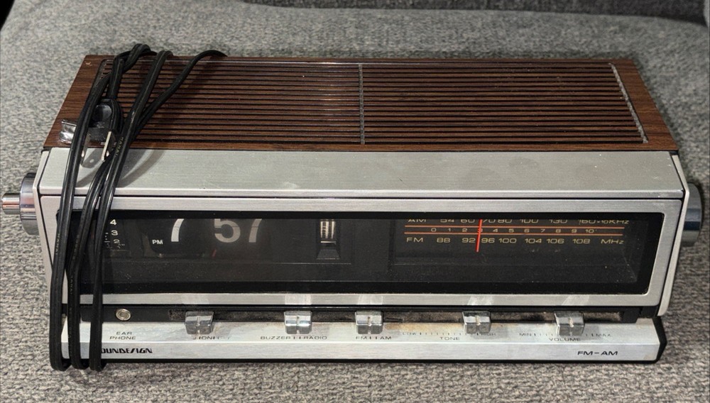 Vintage 1980’s SOUNDESIGN MCM FLIP AM-FM Radio Alarm CLOCK 3566C Works Good
