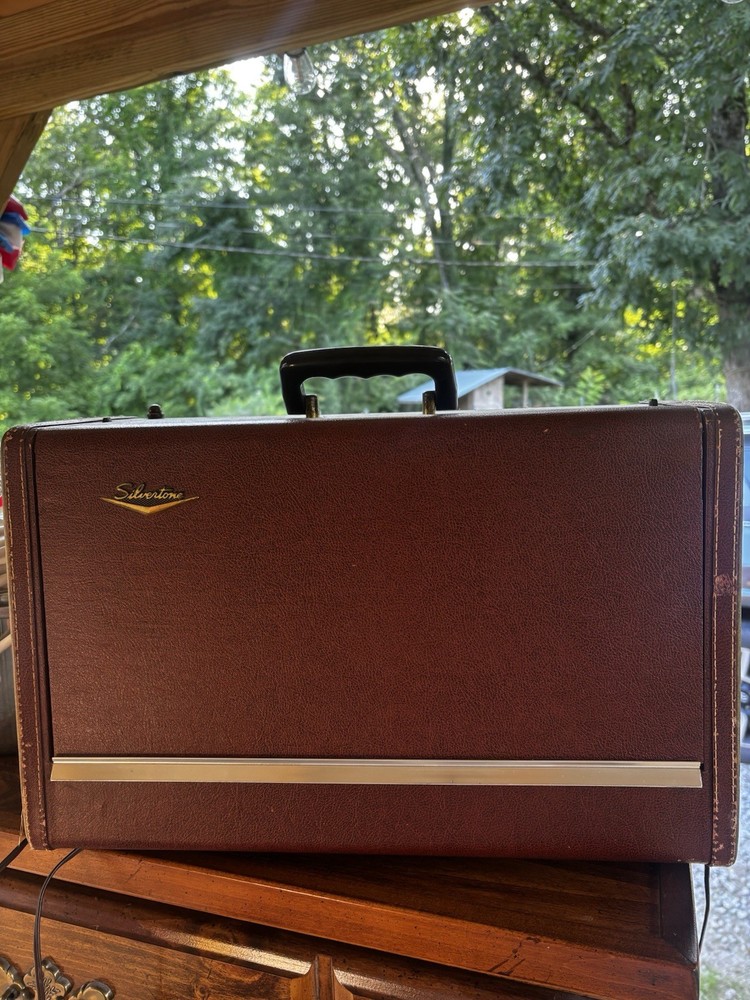 Silvertone Vintage WayFarer Radio, it’s in great condition! It will turn on.