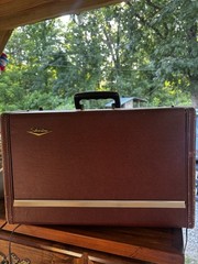 Silvertone Vintage WayFarer Radio, it’s in great condition! It will turn on.