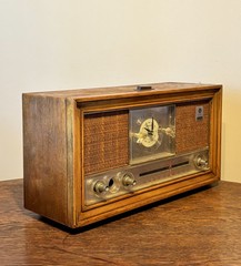 Vintage General Electric Dual Speaker AM/FM Clock Radio