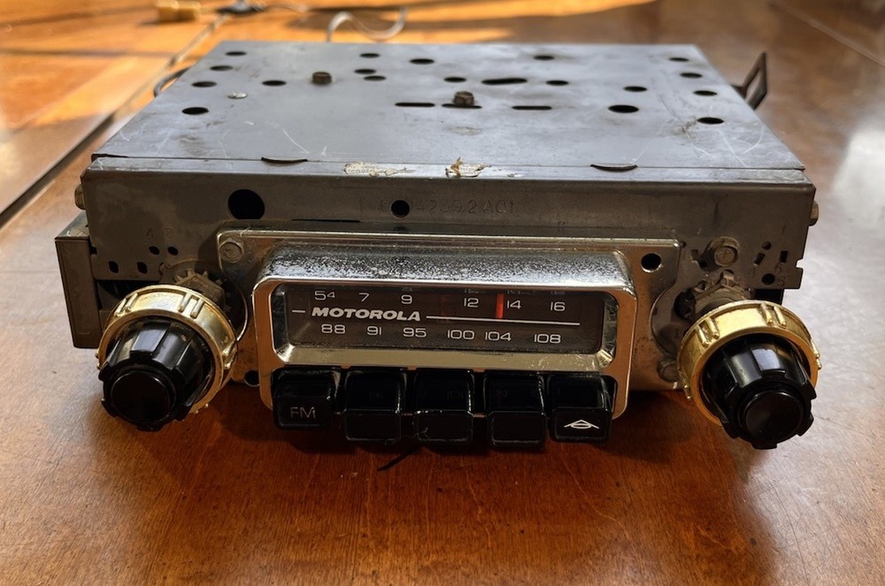 Vintage Motorola FM200A AM/FM Gold Pushbutton Car Radio Stereo 12V USA S/N 30147