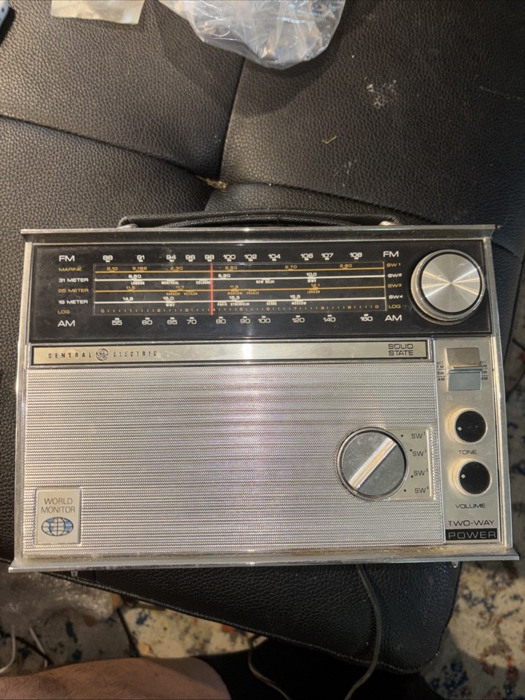 Vintage GE World Monitor Radio Solid State No Corrosion Tested Shortwave
