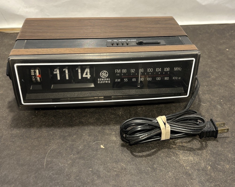 Vtg General Electric GE Flip Clock AM/FM Radio 7-4305F (Needs Service, Pls Read)