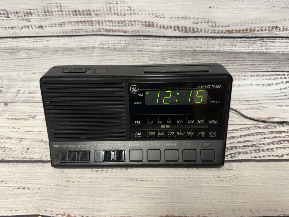 Vintage GE General Electric AM/FM Digital Alarm Clock Radio Model 7-4648A -Works