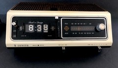 Vintage 1970&rsquo;s Zenith Model F462W2 Flip Clock AM/FM Radio Alarm Rare Model