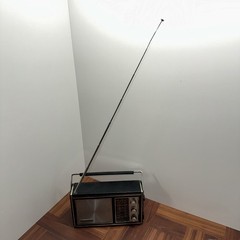 Magnavox MODEL 1R1200 10 TRANSISTOR 3 BAND PORTABLE RADIO TESTED/WORKS