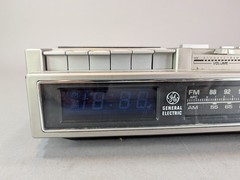 Vintage AM/FM Clock Radio Cassette Player Alarm Clock 7-4975C *Read