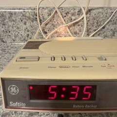 Vintage GE Softlite AM/FM Alarm Clock Radio Model 7-4657A Works Great Light