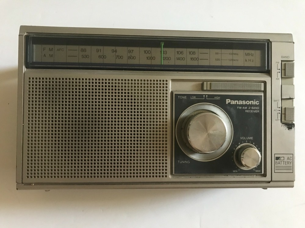 Vintage Panasonic AM/FM 2 band radio, model RF-568D with earphone, works good