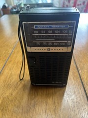 Vintage Retro GE Handheld AM FM IW Travel Radio 7-2840A Works Great Cool