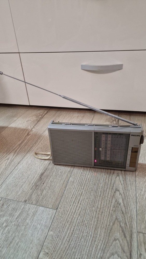Philips D2825 Compass 9-Band Portable Radio, vintage model.