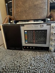 Realistic Astronaut 8 Portable Band solid state Radio AM SW AC DC Hz no cb ham