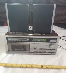 GE AM/FM clock radio cassette recorder – Model 7 4984A, tested & working.