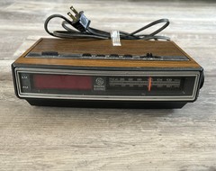 General Electric 7-4625C AM FM Radio Alarm Clock Walnut Grain**See Description**