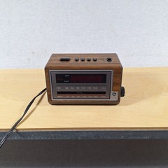 Vintage General Electric GE 7-4601A Woodgrain Finish AM FM Alarm Snooze Works