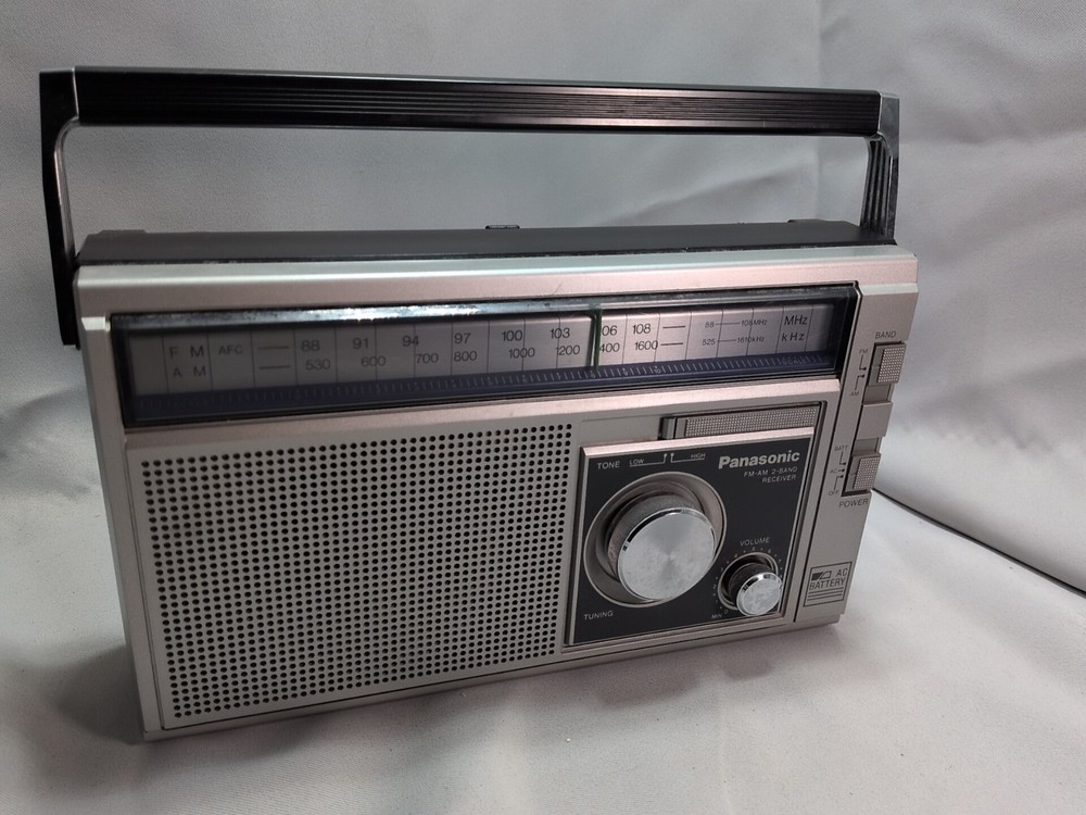Vintage Panasonic RF-568D AM/FM 2-band receiver 10&Prime; x 6&Prime; x 3&Prime;
