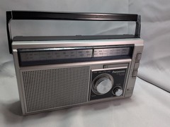 Vintage Panasonic RF-568D AM/FM 2-band receiver 10&Prime; x 6&Prime; x 3&Prime;