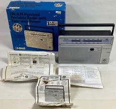 vintage General Electric 7-2665C AM/FM Personal Portable RADIO w/Box 11pix