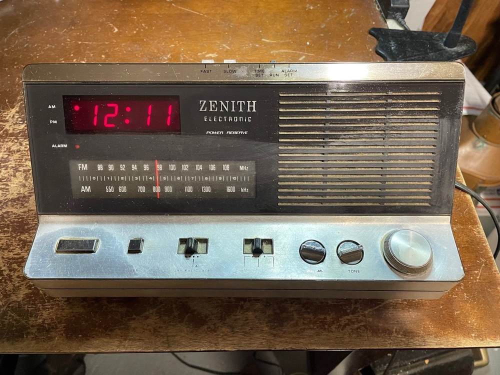 ZENITH R462 Vintage Alarm Clock Radio Hong Kong AM/FM Digital Electronic