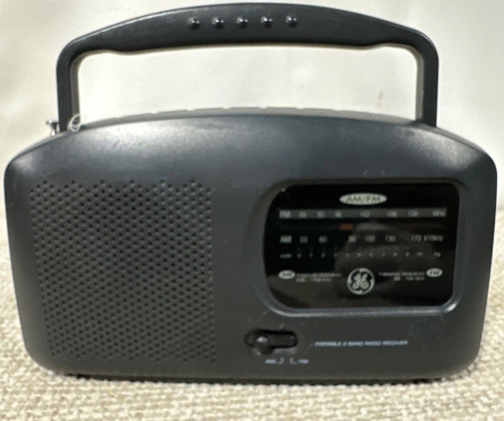 GE General Electric Portable Radio 7-2664A AC/DC AM/FM Vintage
