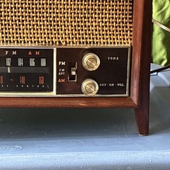 Zenith Model K731 AM/FM Vintage Table Radio Wood Cabinet Zenith K Series