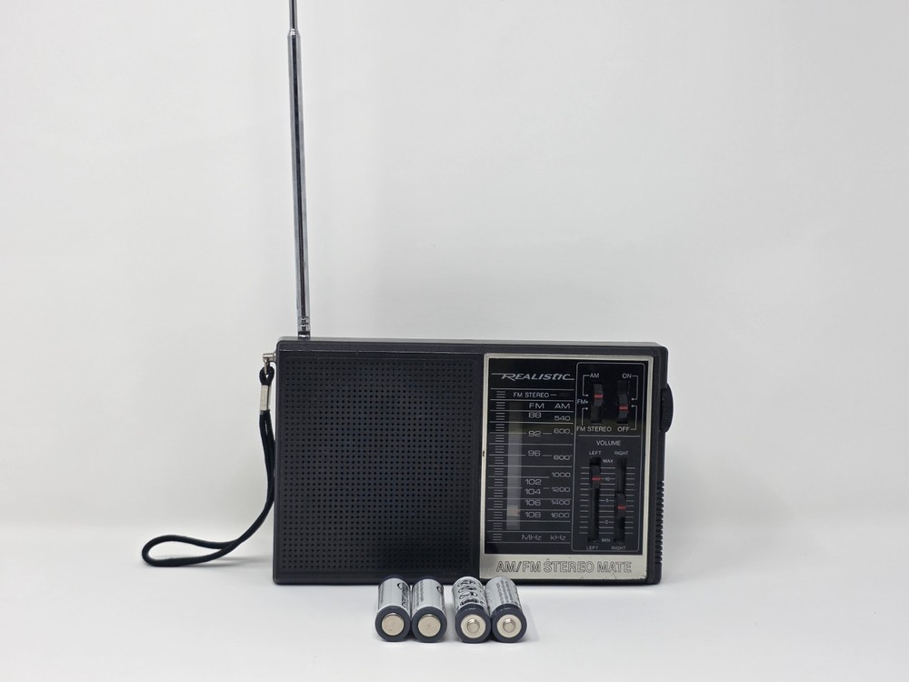 Realistic 12-131 AM/FM Stereo-Mate Radio Built-In Speaker Vintage Clean W/AA Bt