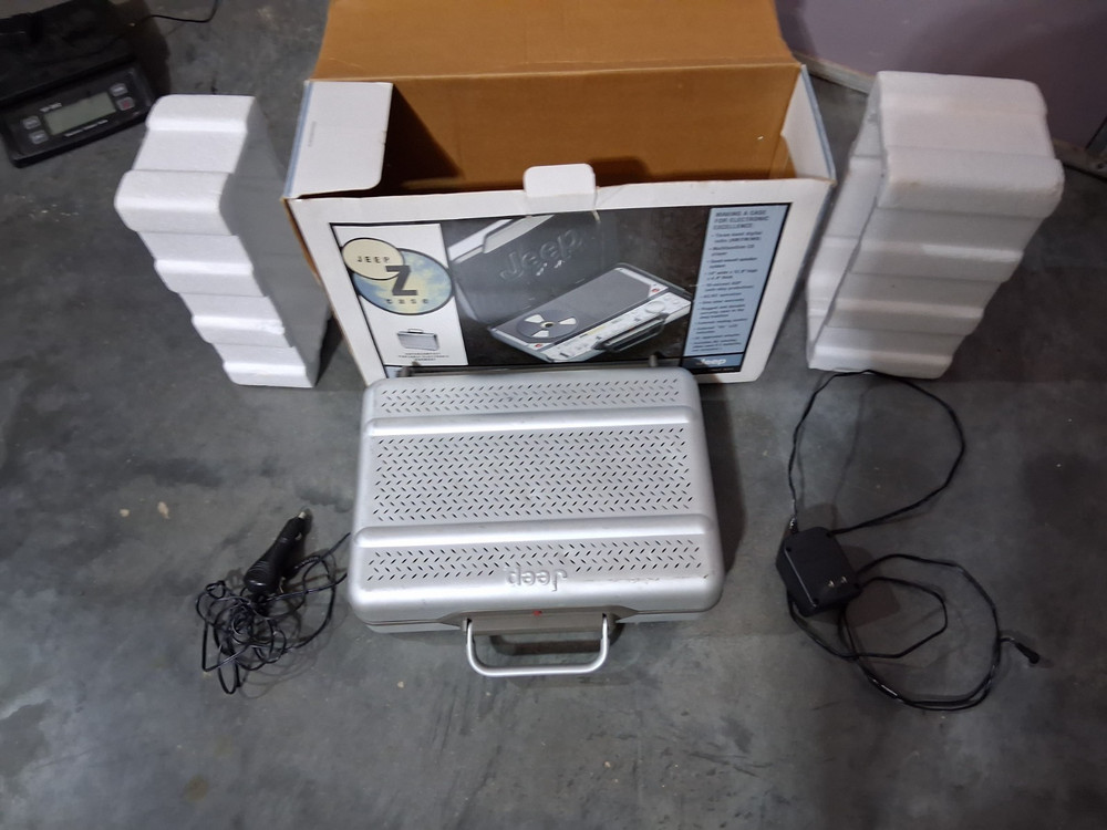 Vintage Jeep Electronics Z-Case Portable Stereo ZC-PSB-9 Tested Working AC & DC