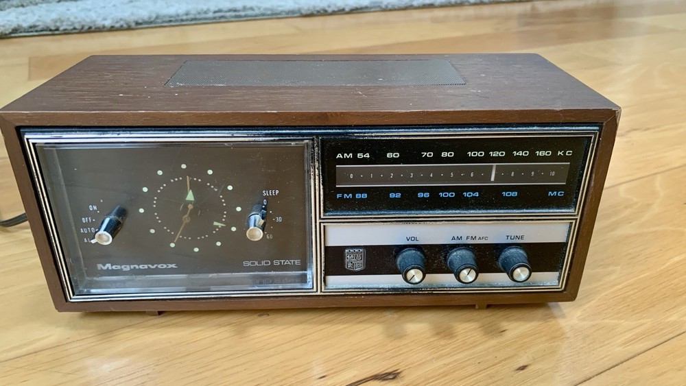 Vintage Magnavox Clock Radio Alarm Retro Model 1R1706 Solid State – Works Video