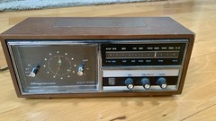 Vintage Magnavox Clock Radio Alarm Retro Model 1R1706 Solid State – Works Video