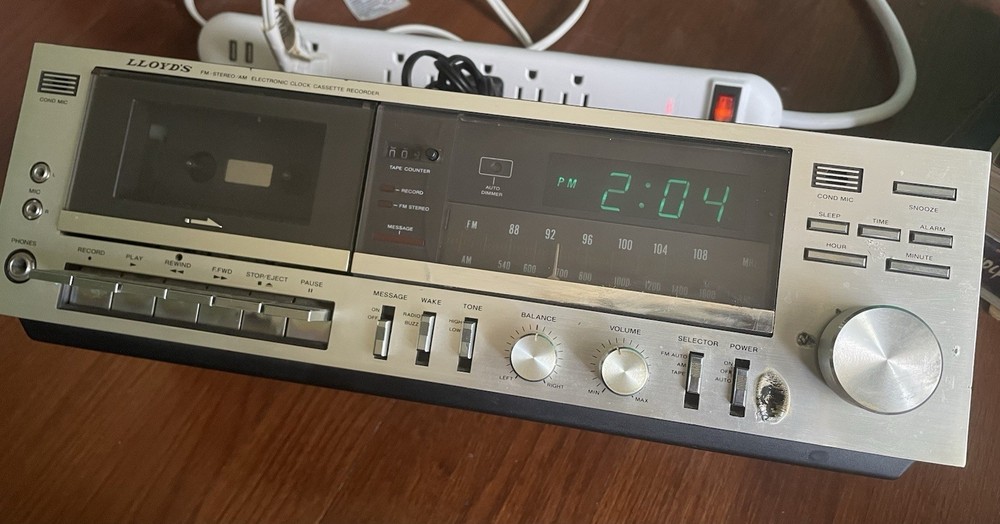 Vintage Lloyd’s C730 Stereo Cassette Player Clock Radio Model 709A Lloyds Wood