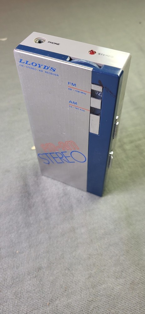 Vintage Lloyd&rsquo;s AM-FM Handheld Stereo – For Parts Or Repair
