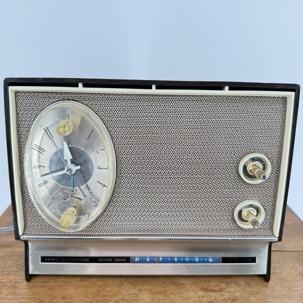 Vintage 1965 Sears Silvertone Model 132.4901 Solid State AM Clock Radio WORKS