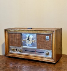 Vintage General Electric Dual Speaker AM/FM Clock Radio