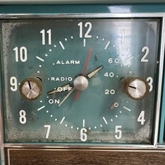 Vintage Magnavox Alarm Clock AM Radio Solid State wood style Mint Teal READ