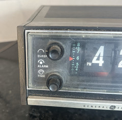 VTG General Electric Flip Clock AM / FM Alarm Radio C4320A READ