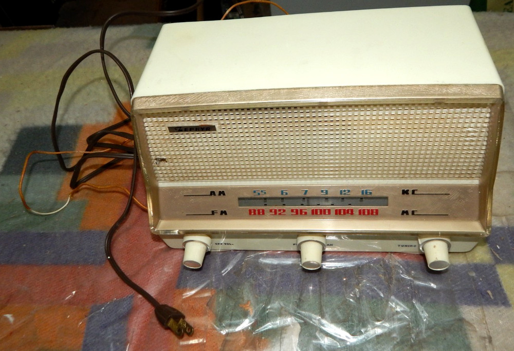 Vintage Japan Sansei ZEPHYR AM FM Radio 6 Tube and 2 Diode Electronics Works